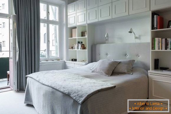 бела спаваћа соба у модерном стилу са уграђеним намештајем