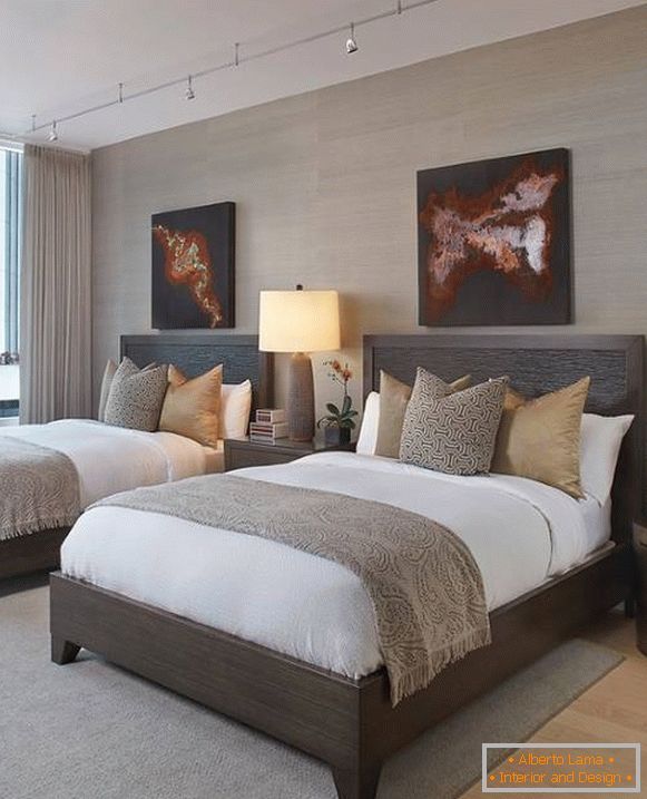 Спаваћа соба у модерном стилу са два лежаја