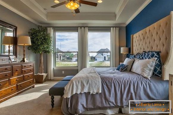 Ентеријер спаваће собе у модерном стилу у беж и плавој боји