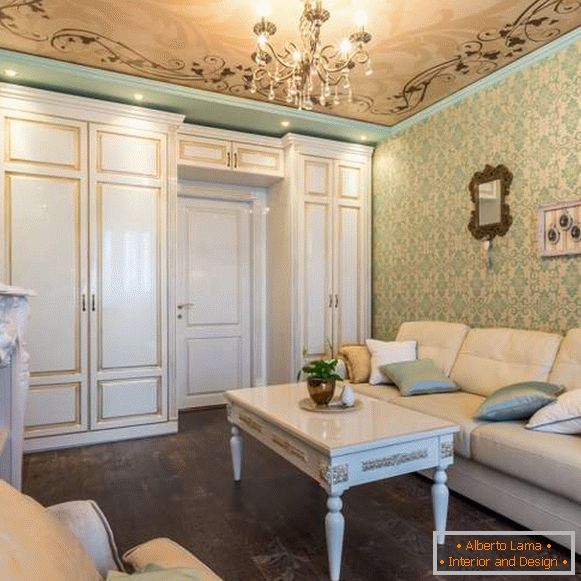 Елегантна хала дизајн у апартману са класичним намјештајем и намештајем