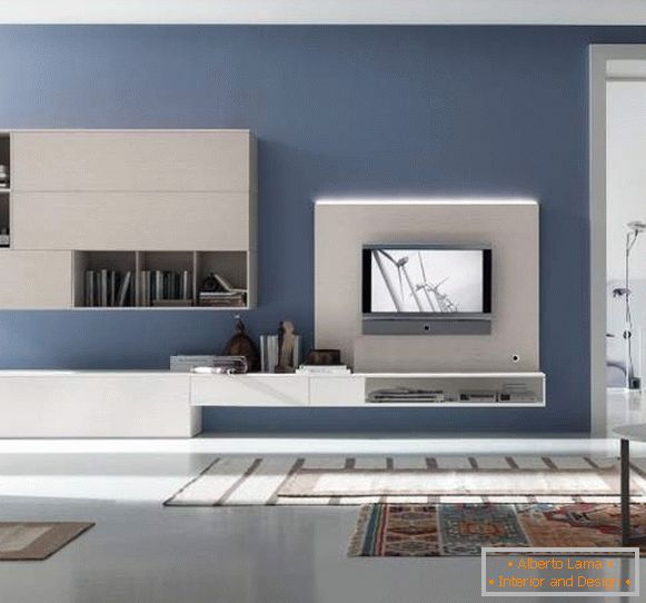 Дизајн ходника у стану у модерном високотехнолошком стилу и белом намештају
