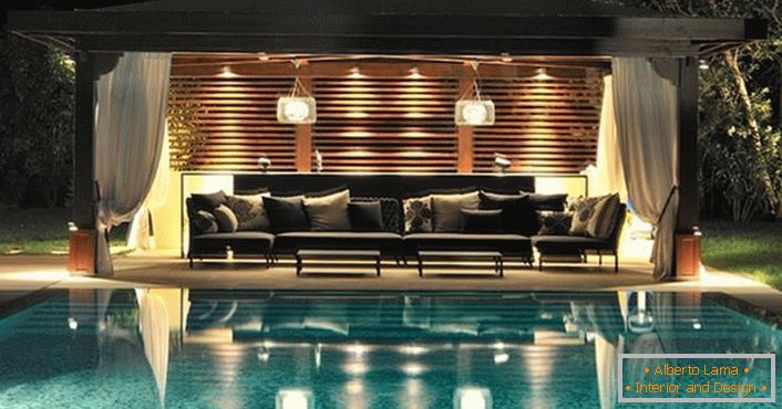 Ормар у стилу високотехнолошког базена - удобан одмор у модерном ентеријеру.