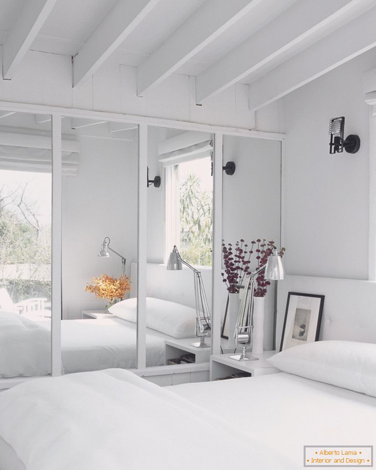 Огледало у модерном ентеријеру беле спаваће собе
