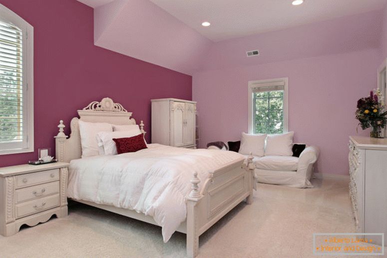 Ружичаста спаваћа соба у луксузној приградској кући