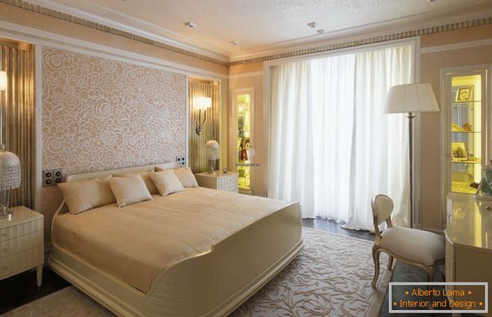Спаваћа соба у беж боје са широким креветом је савршена за одмор и спавање. Пројектни пројекат је исправан. У складу са стилом арт децо, одабрано је ексклузивно осветљење.
