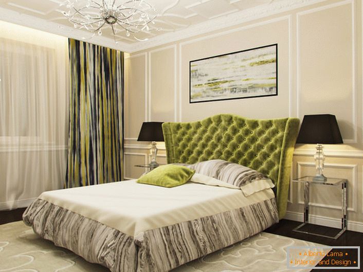 Спаваћа соба с малим димензијама такође се може декорисати у стилу уметности децо. Моделирање плафона коришћено за калуповање. Изглед привлачи контраст тамне маслине и беж.