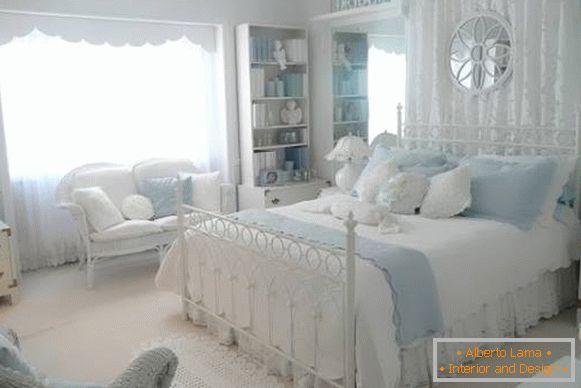 Бела-плава спаваћа соба у стилу Провансе - фото интеријер