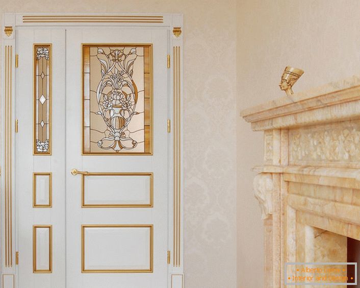Дизајн врата у стилу Арт Ноувеау је умерено ограничен и рафиниран. Бела боја платна складно комбинује са декоративним детаљима злата.