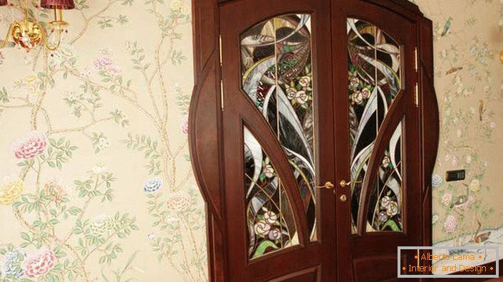 Један од захтева модерног стила је природност коришћених материјала. Унутрашња врата од природног дрвета Венге су украшена атрактивним витражима. 