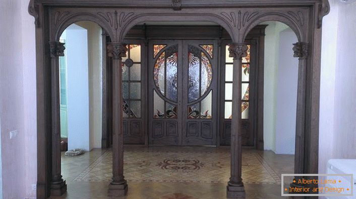 Улазна врата у стилу Арт Ноувеау су направљена од тамних шума скупог дрвета. Хала у комплету са таквим вратима изгледа свечано и помпезно. 