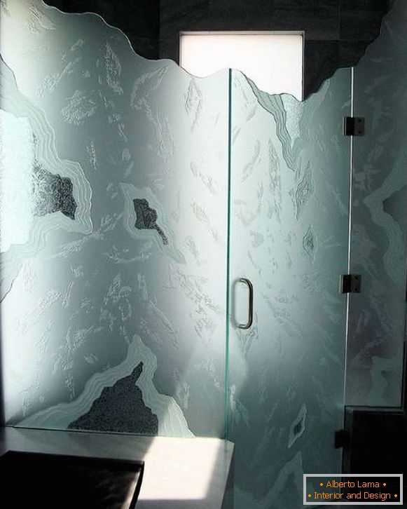 Необична стаклена врата у тусу - фотографија у унутрашњости