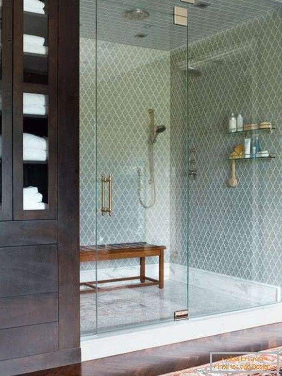 Прекрасна стаклена врата за туширање у ниши са оградом