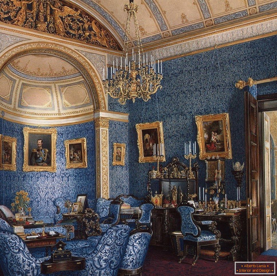 Унутрашњост са плавим зидовима и намештајем
