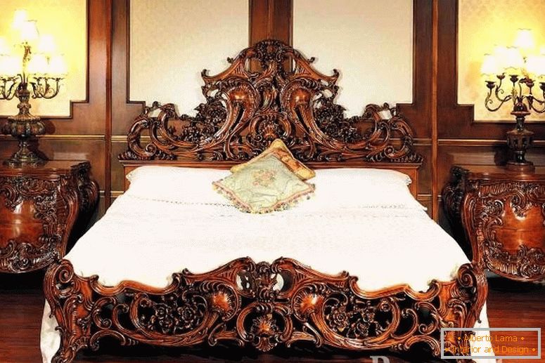 Дрвени ноћни столови и кревет са изрезаним обрасцима