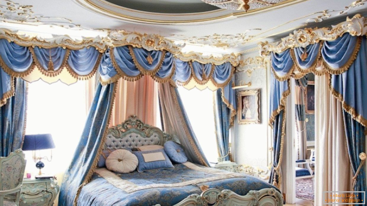 Спаваћа соба са бијелим и плавим ентеријером