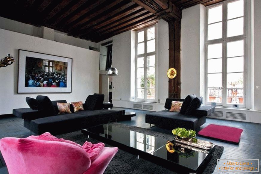 Црне софе и ружичаста фотеља у соби