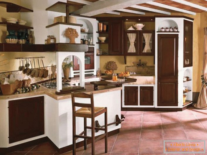 Кухиња у природном стилу у сеоској кући у једној од провинција Француске. Пространа, светла кухиња је сан сваке љубице.