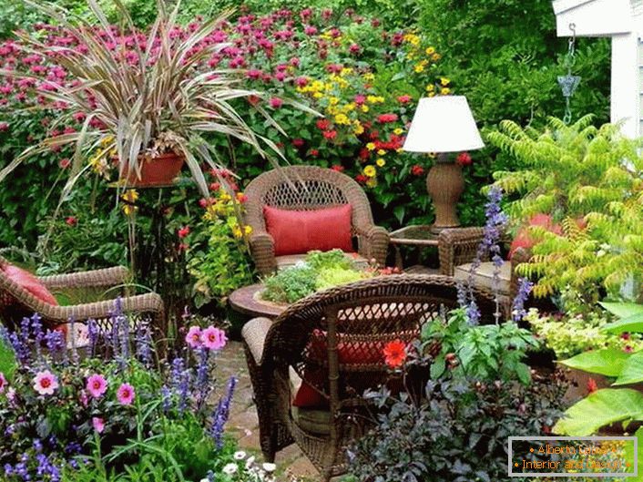 Објекат за рекреацију у башти у стилу земље - одлична прилика за опуштање у природи.