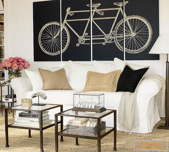 Дневна соба у скандинавском стилу украшена је модуларним сликама које приказују бицикл. Није преоптерећена значењем, дизајн чини комплетан дизајн. 