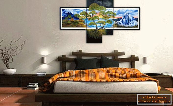 Спаваћа соба у оријенталном стилу украшена је модуларним сликама које теже на глави кревета.