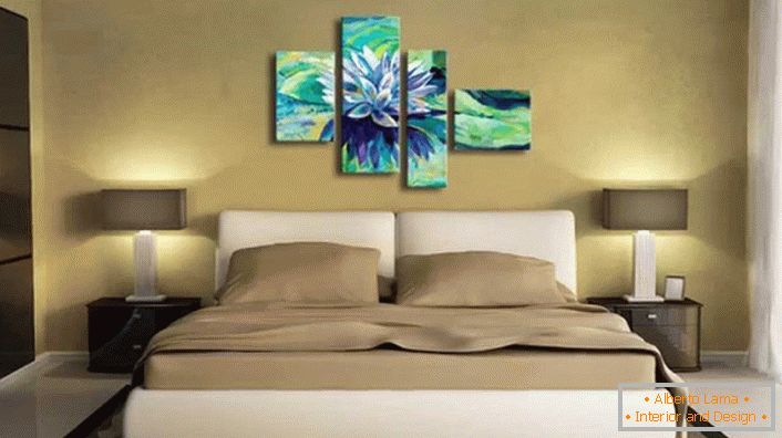Модуларна слика без рамова - занимљиво решење за спаваћу собу у модерном стилу. Засићене плаво-зелене нијансе слике чине атмосферу живописнијом и елегантнијом.