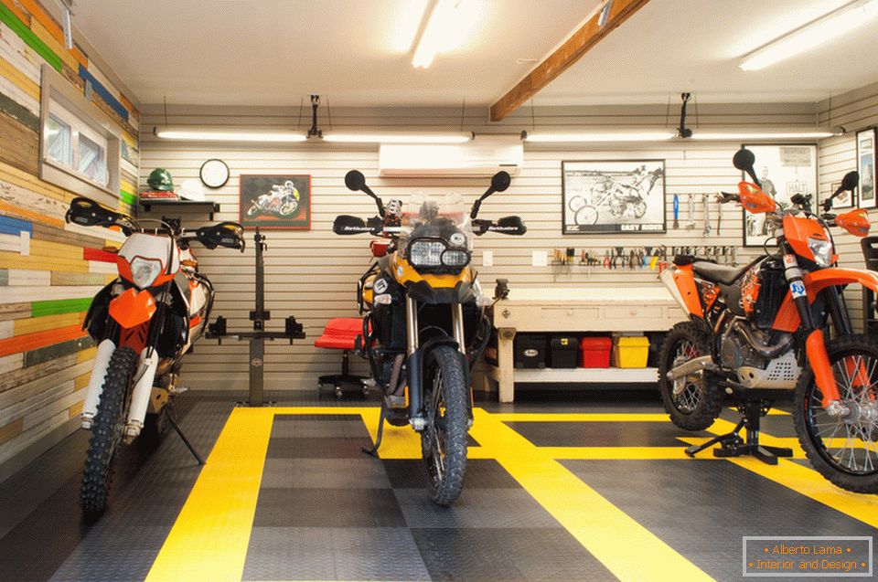 Мотоциклы в креативном гараже