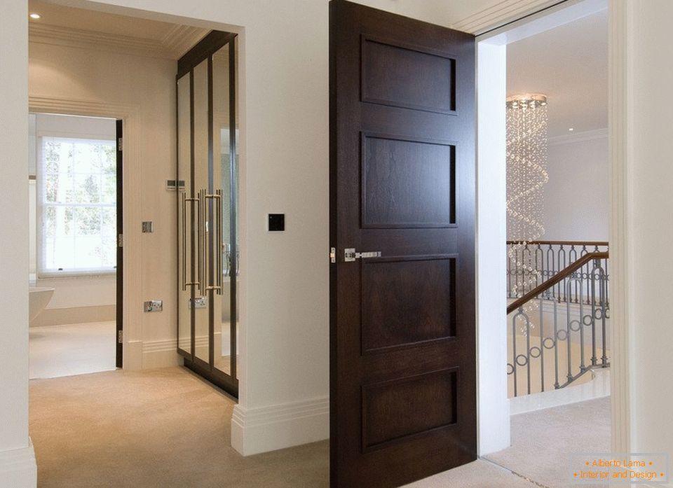 Једноставна дрвена врата у собу