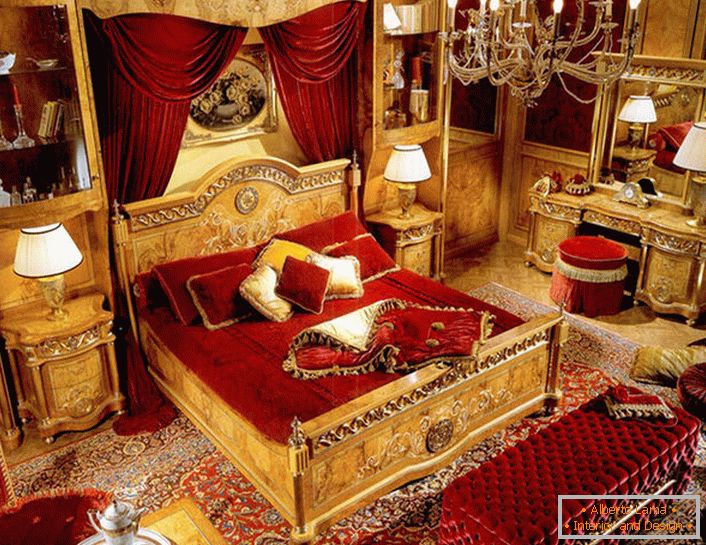 Луксузна спаваћа соба у барокном стилу у граду на западу Италије.