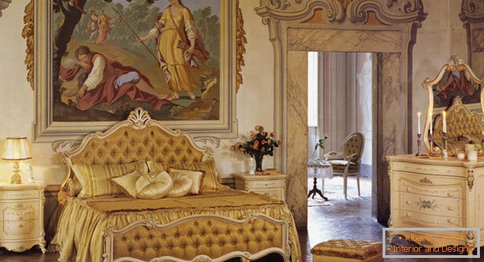 Спаваћа соба у барокном стилу у златним бојама. Зид на глави кревета украшен је великим старим сликама.