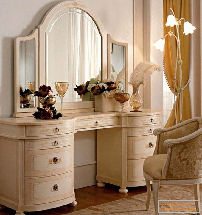 Гардеробне столице са огледалом за фотографију у спаваћој соби