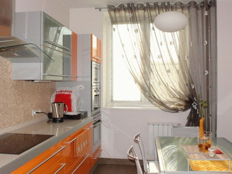 Наранџасти намештај у кухињи