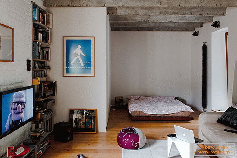Унутрашњост спаваће собе у малом стану у Словачкој