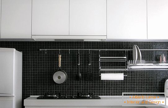 Метална конструкција са куковима за кухињске посуде