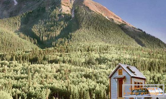 Микро кућа у подножју планине