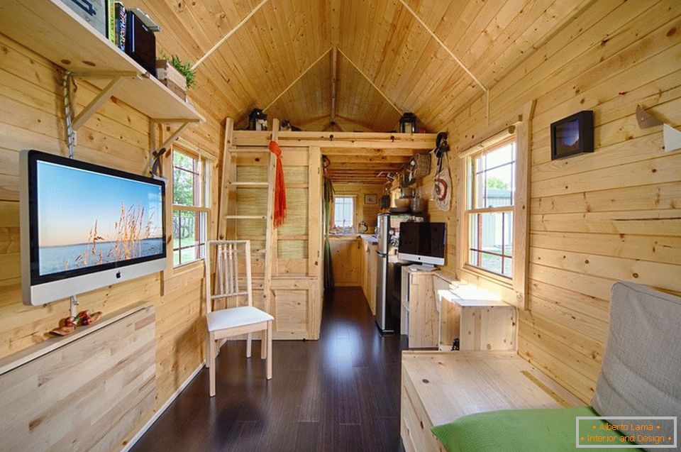 Унутрашњост мале дрвене кућице