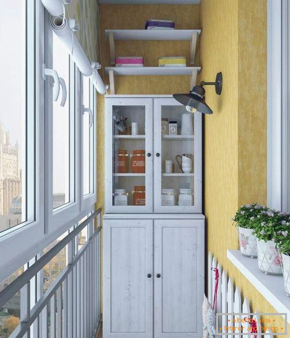 Стари бифе као гардероба на балкону - фотографија у унутрашњости