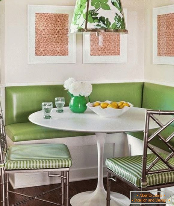 мали зелени кутни кауч у кухињи