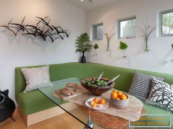 удобна зелена угаона кауч у кухињи