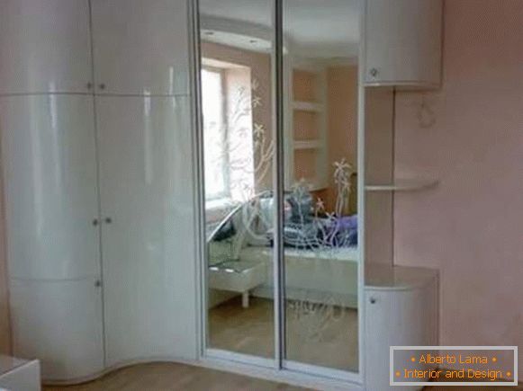 Кутни ормар са окретним вратима и одељком у спаваћој соби - фотографија