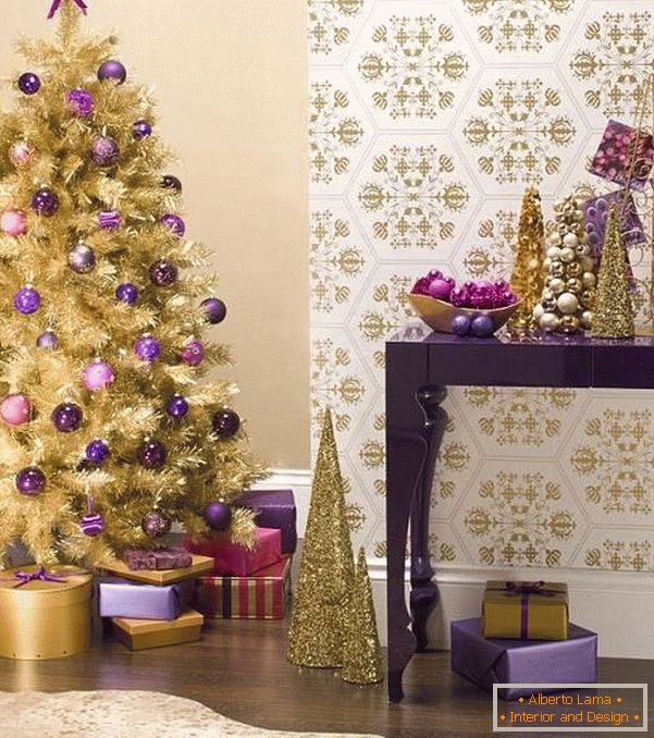 Божићни украси у златним и љубичастим нијансама