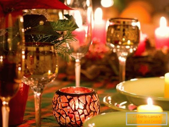 Лепе наочаре и свеће у украсу новогодишњег стола