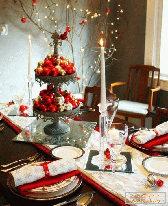 Занимљиво украшавање новогодишњих столова са божићним лоптицама