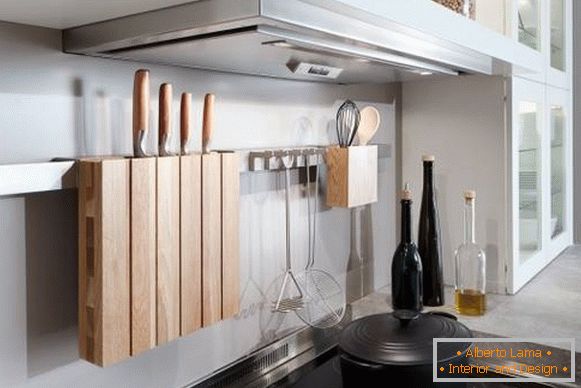 Модеран метални оградни систем за кухињу са дрветом