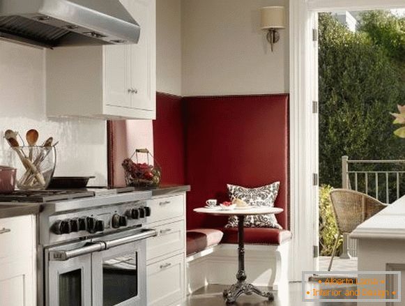 Трпезарија у кухињи - дизајн у црвеним и белим тоновима