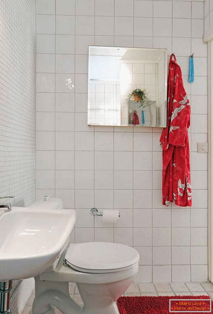 interesting-мали купатилски дизајн-with-toilet-and-washing-stand-plus-red-bath-mat-on-white-tiles-flooring-as-well-as-mirrored-recessed-medicine-cabinets-744x1095