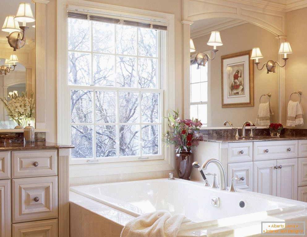 Ентеријер у класичном стилу са купатилом поред прозора