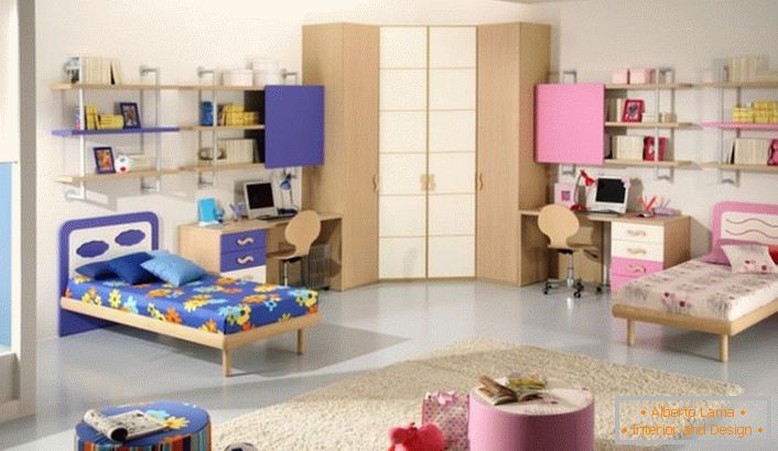 Дјечија соба је украшена плавим и ружичастим бојама. Идеалан дизајн собе за девојку и дечака.