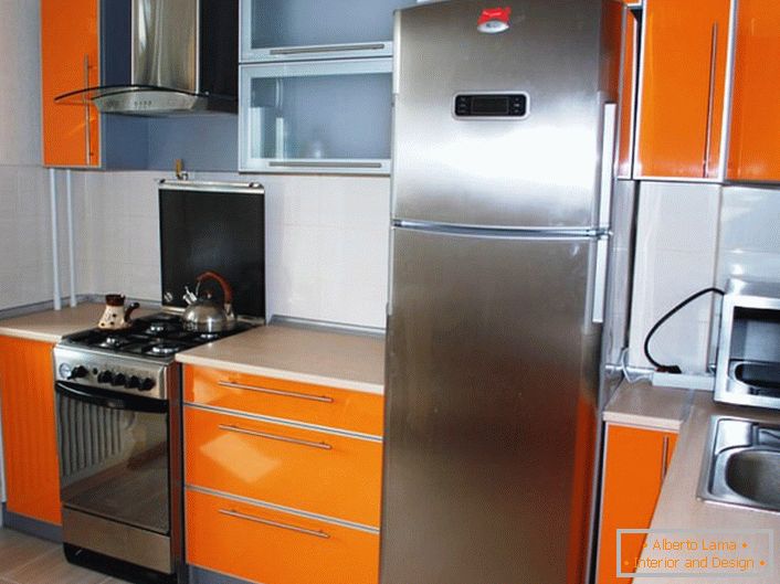 Избор угловног кухињског намештаја максимално искориштава простор мале просторије.