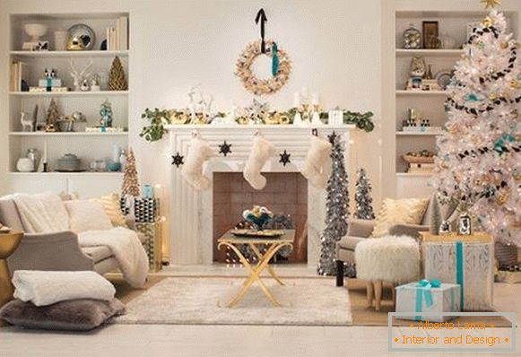Бело божићно дрво и прекрасан декор
