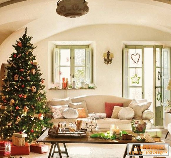 Божићно дрво са домаћим декором